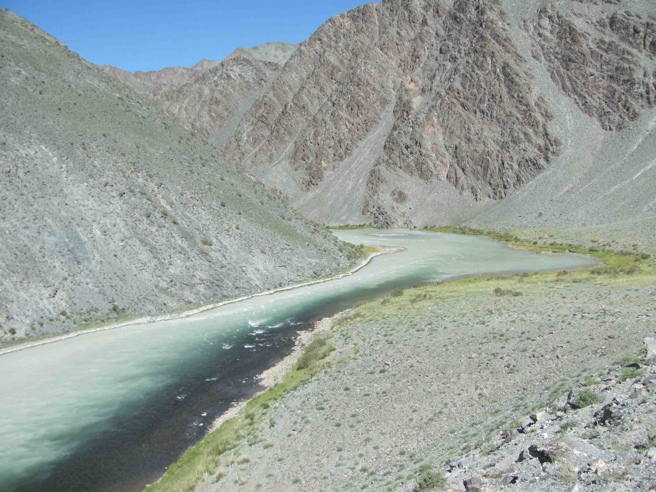 Raue Landschaft mit Gletscherfluss im Altai Mongolei